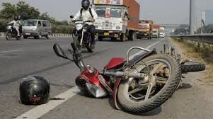 UP; कार से बाइक टकराई…20 फीट तक लड़के उछले...