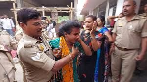जौनपुर : न्यूड किन्नरों ने डॉक्टरों को दौड़ा-दौड़ाकर पीटा....