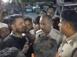 कार रोकी, बोनट पर मुक्के मारे और तोड़ा शीशा... जयपुर में बदमाश को थाने ले जा रही पुलिस टीम पर हमला...