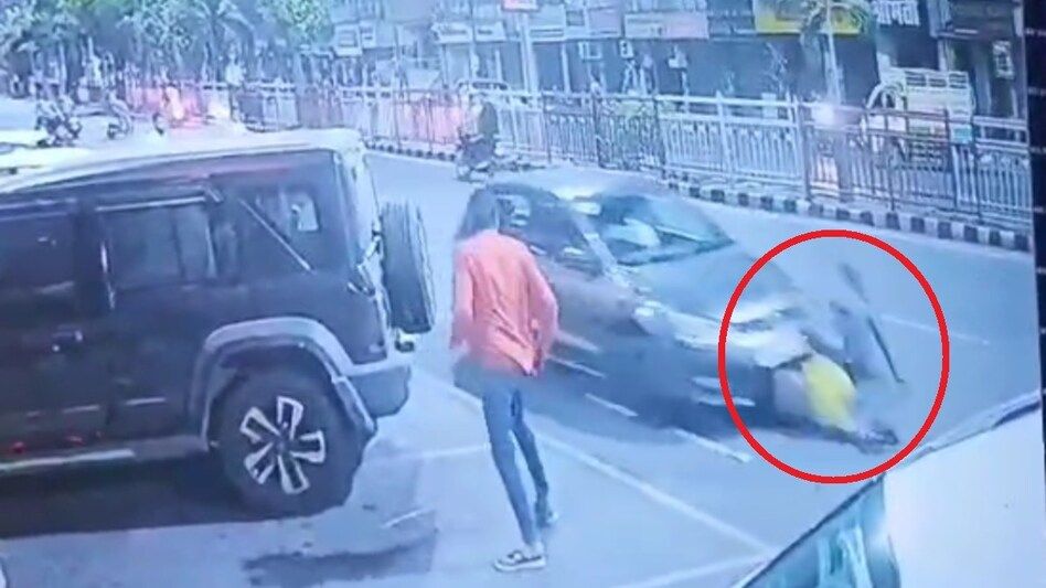 कार चालक ने सरेराह 2 दोस्तों को बुरी तरह रौंदा, सीसीटीवी फुटेज में कैद हुआ दिल दहलाने वाला मंजर....
