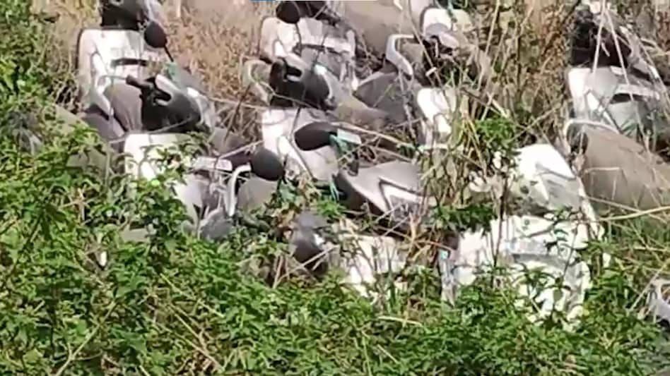 जंगल में स्कूटी, या स्कूटी का जंगल? सियासत में फंसकर हुईं कबाड़. छात्राएं रोज लगा रहीं DM ऑफिस के चक्कर...