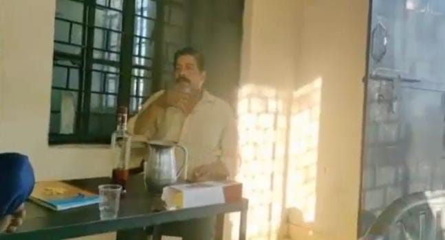 बुलंदशहर: बिजली फीडर को लाइनमैन ने बनाया शराब का मयखाना....TV Newsकल तक