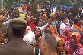 Meerut: सरधना में दो गुटों के बीच हिंसक संघर्ष,कई थानों की पुलिस फोर्स पहुंची,पथराव में कई घायल,....TV Newsकल तक