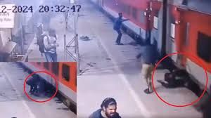 Aligarh:रेलवे स्टेशन पर समर स्पेशल ट्रेन से गिरकर तीन यात्री घायल,जिला अस्पताल में कराया गया भर्ती...TV Newsकल तक