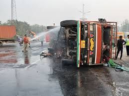 सिकंदराबाद में कंटेनर-कैंटर की टक्कर में चालक की मौत: सड़क पर फैले तेल को साफ कराया,वाहनों को हटाकर यातायात बहाल किया गया....TV Newsकल तक