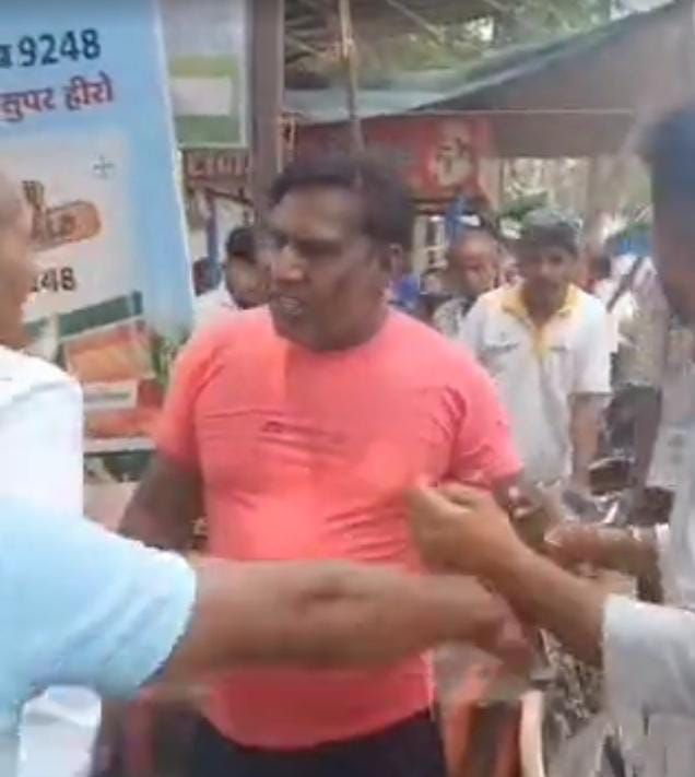 बुलंदशहर में बाइक टकराने पर हुआ विवाद,सड़क पर पिता-पुत्र की पिटाई....TV Newsकल तक