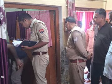 बुलंदशहर में भाजयुमो मंडल अध्यक्ष के घर चोरी:चोर ताला तोड़कर 40 लाख के गहने और नकदी ले गए....TV Newsकल तक