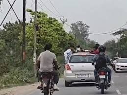 बुलंदशहर में स्विफ्ट कार से स्टंटबाजी का VIDEO:नियमों की उड़ाईं धज्जियां,खुर्जा जंक्शन रोड पर युवकों का उत्पात...TV Newsकल तक
