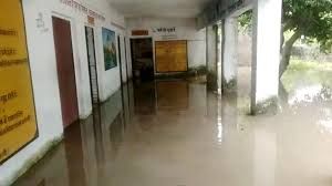 बुलंदशहर:स्कूल तक पहुंचा तालाब का गंदा पानी:कीचड़ और बदबू से परेशान बच्चों ने छोड़ा स्कूल....TV Newsकल तक