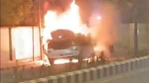बुलंदशहर में अर्टिगा कार में लगी आग:फायर ब्रिगेड ने पाया काबू,आतिशबाजी से भरी गाड़ी में आग लगने से मचा हड़कंप....TV Newsकल तक