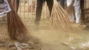 खुर्जा के हिना कॉलोनी में नालियों की सफाई नहीं:नगरपालिका के खिलाफ लोगों ने किया प्रदर्शन,बरसात में हो रही परेशानी....TV Newsकल तक
