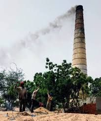 शिकारपुर में कुछ ईंट भट्टे अभी भी चालू:सरकारी आदेश की अनदेखी,30 जून की डेडलाइन के बाद भी धुआं....TV Newsकल तक