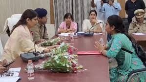 महिला आयोग की सदस्य ने किया खुर्जा का दौरा:श्रमिकों से की मुलाकात,महिला अस्पताल का निरीक्षण,जन चौपाल में सुनी समस्याएं...TV Newsकल तक