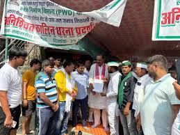 खुर्जा में किसानों का पीडब्ल्यूडी कार्यालय पर प्रदर्शन:स्कूली बच्चों और मरीजों को परेशानी,6 गांवों की टूटी सड़कों की मरम्मत की मांग...TV Newsकल तक