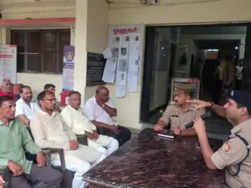 बुलंदशहर:ग्राम प्रधान और सभासदों के साथ ड्रोन कैमरे और अफवाहों पर रोक की हुई चर्चा,एसपी देहात ने अनूपशहर कोतवाली में ली मीटिंग...TV Newsकल तक