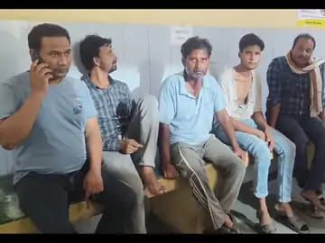 खुर्जा में 2500 का बकाया:मोबाइल रिपेयरिंग के रुपए मांगने पर दुकानदार पर हमला,युवक और उसके चाचा को बेरहमी से पीटा...TV Newsकल तक