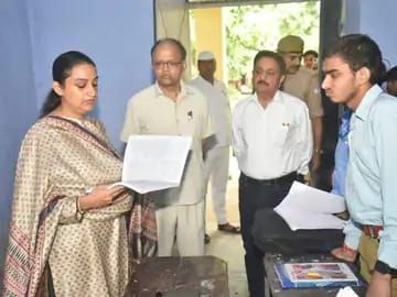 डीएम ने बच्चों से पूछे विज्ञान के सवाल:कक्षाओं में खराब लाइट पर नाराजगी जताई,कई छात्र नहीं दे पाए जवाब...TV Newsकल तक