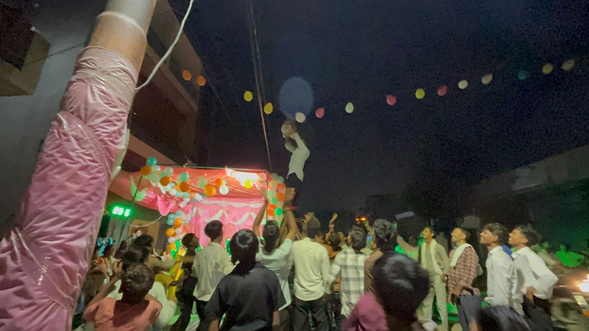 खुर्जा में सुभाष रोड स्थित अशोका पब्लिक स्कूल के निकट पंजाबियान मोहल्ले में धूमधाम से मनाया गया कृष्ण जन्माष्टमी का पर्व...TV Newsकल तक