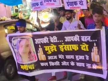 खुर्जा में भीम आर्मी और जाटव विकास मंच ने निकाला कैंडल मार्च:मनीषा वैष्णव हत्याकांड का विरोध,न्याय की मांग...TV Newsकल तक