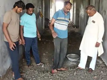अनूपशहर के कस्तूरबा गांधी विद्यालय में निर्माण का मामला:ठेकेदार को ब्लैकलिस्ट करने की मांग,बिना सीमेंट का फर्श डालने का आरोप...TV Newsकल तक