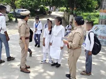 मिशन शक्ति अभियान में स्कूली छात्राओं को किया जागरूक:एंटी रोमियो टीम ने दी हेल्पलाइन नंबर और आत्मरक्षा की जानकारी...TV Newsकल तक