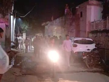 खुर्जा में बड़े बेटे ने दी मुखाग्नि:पुलिस सुरक्षा के बीच हुआ पूर्व ब्लॉक प्रमुख का अंतिम-संस्कार,5 टीमें करेंगी जांच, चाकू बरामद...TV Newsकल तक
