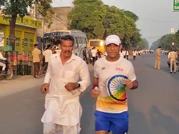 कुर्ता-धोती में मैराथन दौड़ते हैं 'रनिंग ताऊ':60 साल की उम्र में 42 किमी मैराथन पूरी कर बनाया विश्व रिकॉर्ड...TV Newsकल तक