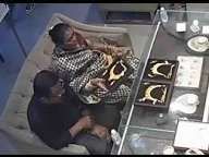 ज्वेलरी शोरूम से लाखों का हार ले गई महिला:साथी के साथ पहुंची,CCTV फुटेज आया सामने,साड़ी में छिपाकर निकली...TV News कल तक