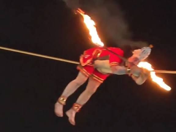 डिबाई में बजरंगबली 200 फुट ऊंची चिमनी से आए, VIDEO:,5000 श्रद्धालु शामिल रहे,संजीवनी बूटी लाने की लीला का मंचन...TV News कलतक