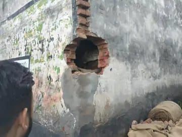 बुलंदशहर में चोरों ने दो दुकानों को बनाया निशाना:दो दुकानों में लाखों की चोरी,पुलिस जांच में जुटी...TV Newsकल तक